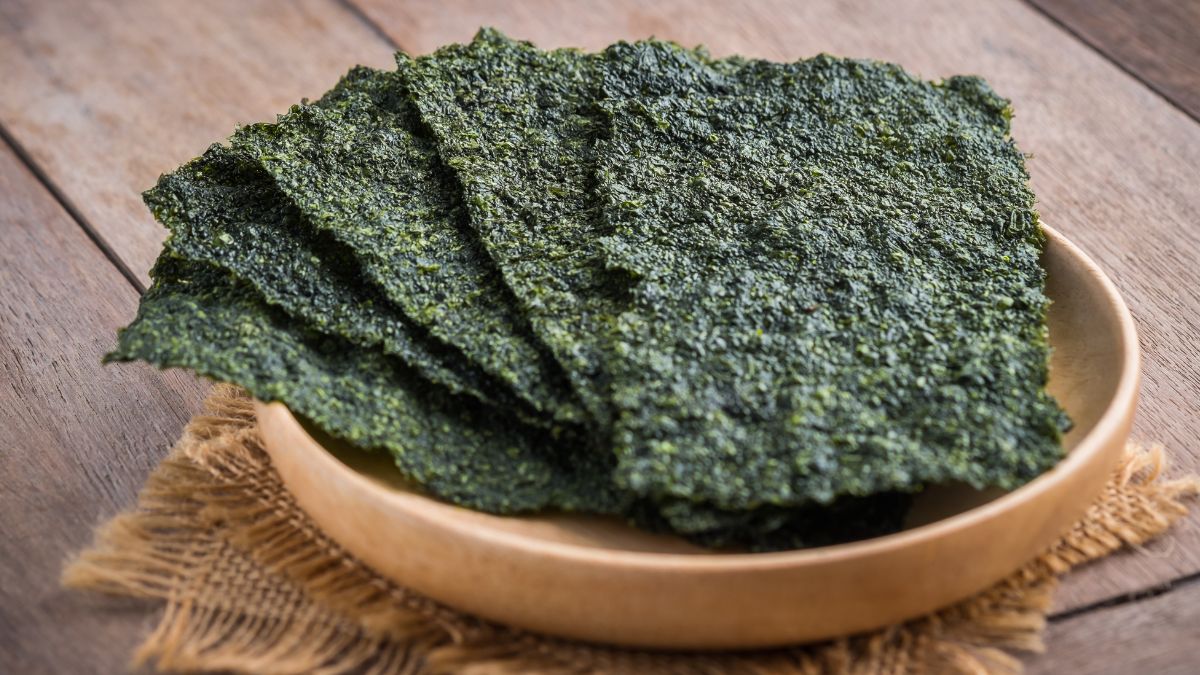 Crispy dried seaweed on wooden plate