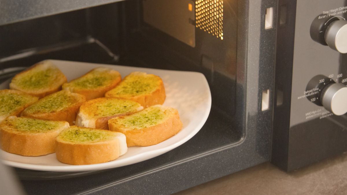 How to Cook Frozen Garlic Bread in the Microwave