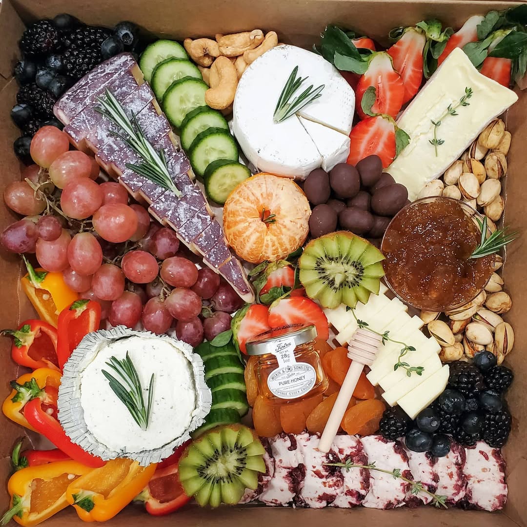 Not sure what to feed the vegetarian on Thanksgiving We havarti just the thing Pictured Medium Boardboardsbybritt meatsandmoore charcuterie charcuterieboard cheeseboard cheeseplate cheeselover cheesebo