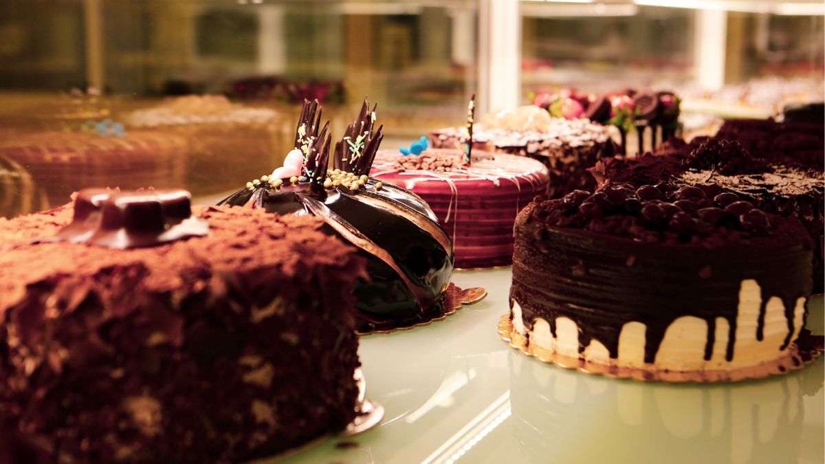 Red velvet and chocolate cakes in a show window