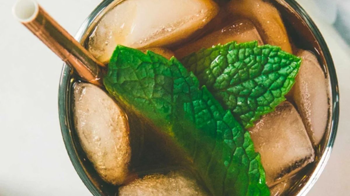 a glass with the Starbucks mint-infused simple syrup in iced tea topview
