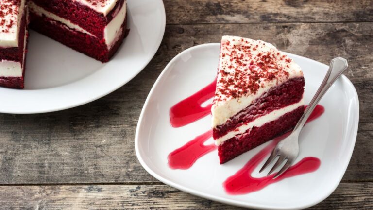 What does red velvet cake taste like