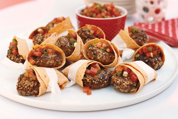 beef patties in tortilla pockets with tomato salsa 16211 1