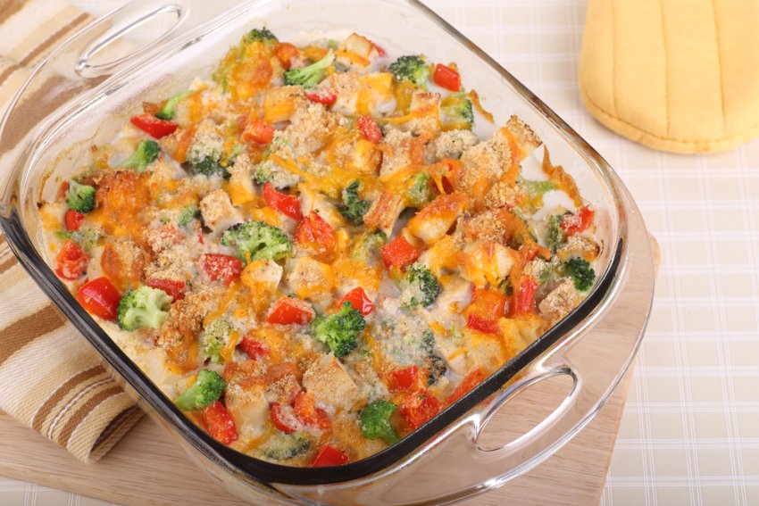 broccoli and chicken casserole with red peppers