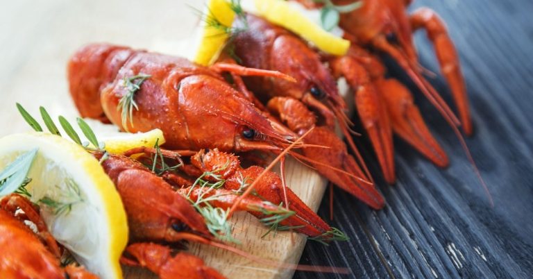 how much crawfish per person