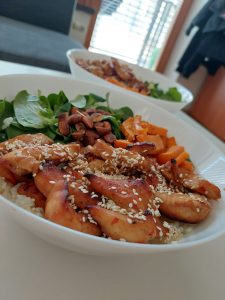 sweet chicken with baby spinach