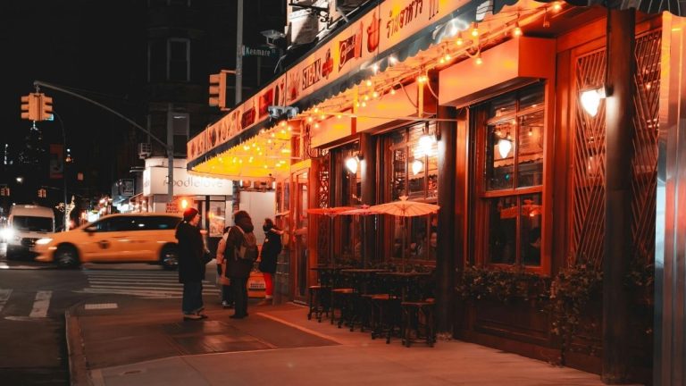 What Makes Late-Night Restaurants So Popular in Big Cities?