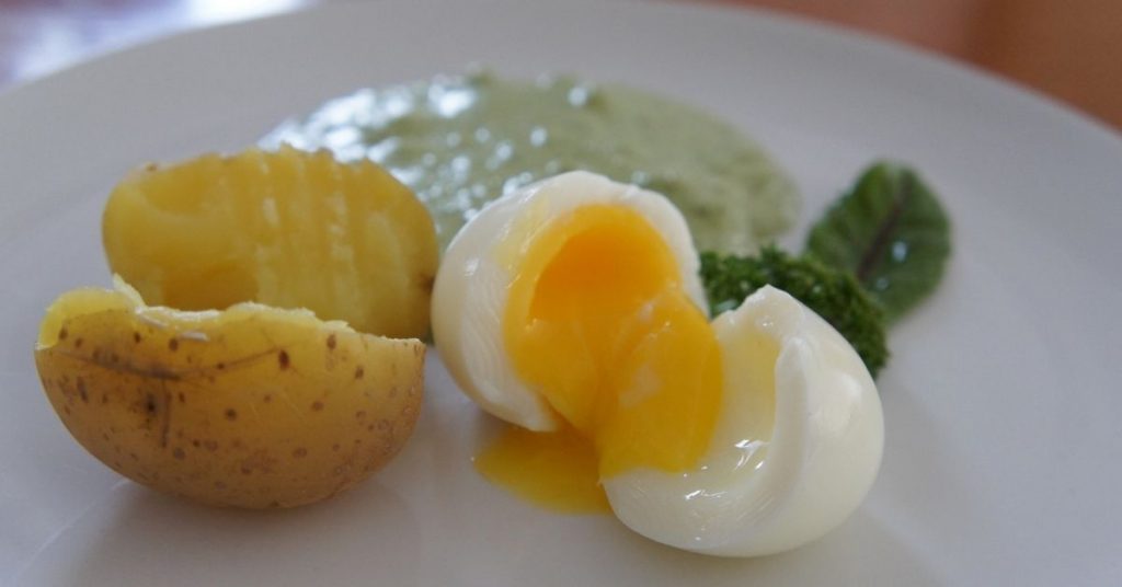 what to eat with boiled eggs
