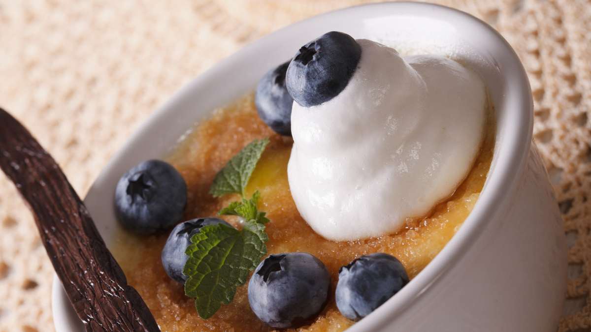 whipped cream as decoration on Crème Brulée